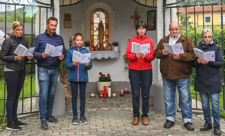 Familie Hundstorfer bei der Kapelle am Kapellenweg, Foto: Jack Haijes