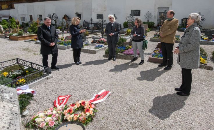 Kranzniederlegung bei den Gedenktafeln am Friedhof, Foto: Jack Haijes