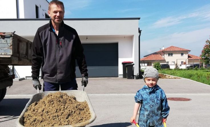 Bürgermeister Leo Bimminger brachte den Sand zum Spielen Foto: OÖVP Pettenbach