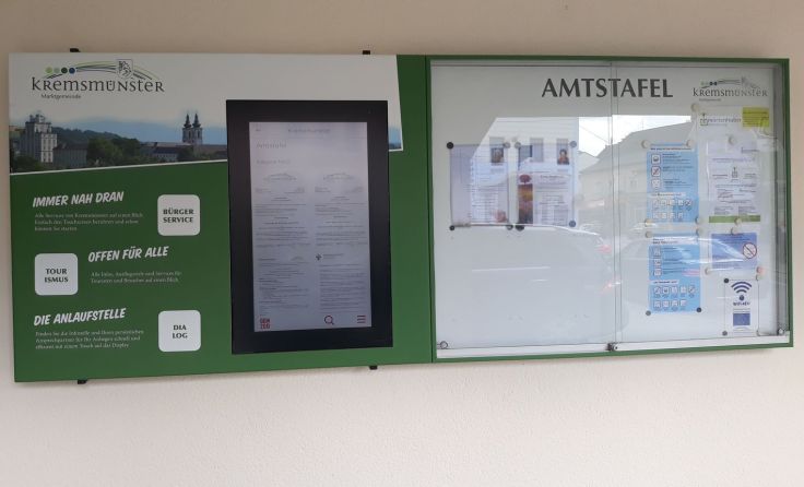 Die elektronische Amtstafel beim Eingang zum Rathaus in Kremsmünster, Foto: Winter