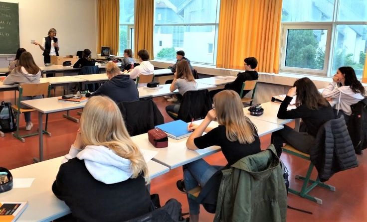 Schüler im ersten Raum, wo Petra Stefanits live anwesend war, Foto: BBS/Ambros Gruber