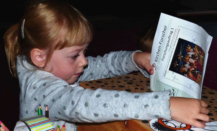 Kinder sind eingeladen, die Kirche und den Gottesdienst zu erforschen. Foto: Barbara Müller
