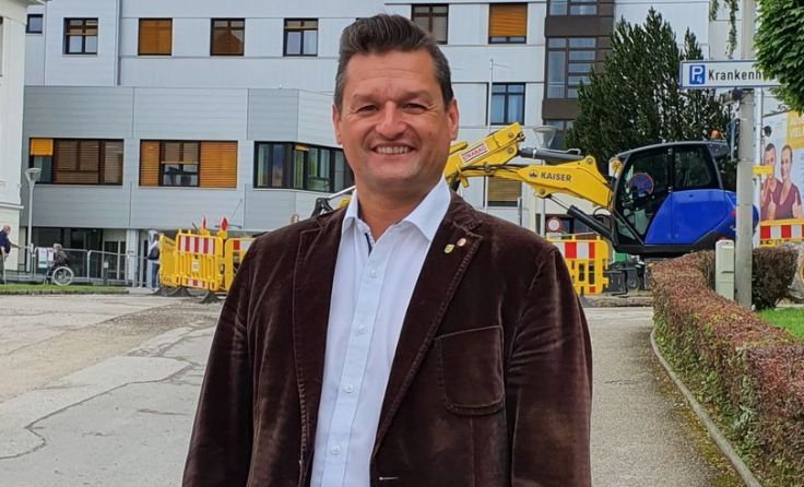 Bezirksparteiobmann LAbg. Michael Gruber vor dem PEK Kirchdorf, Foto: FPÖ
