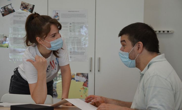 Elena Althuber (l.) mit Andreas K., Schön-Klient in der Tagesstruktur, Foto: Schön f. b. Menschen