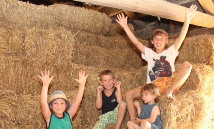 Kinder im Stroh, Foto: Verein Windischbauer.nHOF