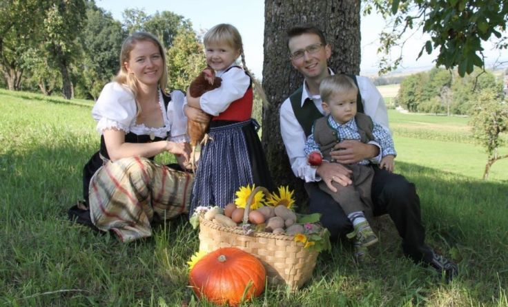 Franz Brandstötter mit seiner Frau Susanne und den Kindern Jakob und Marielle, Foto: Manuela Rankl