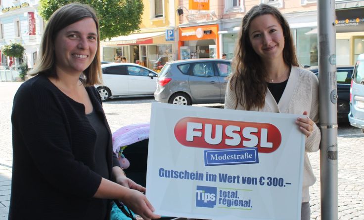 Redakteurin Sophie Kepplinger (r.) überreichte den Gutschein an Christina Köck. Foto: Winter