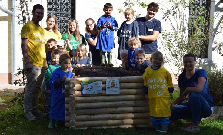 Gruppenfoto beim Hochbeet im Wurzelkindergarten Oberschlierbach, Foto: Landjugend Bezirk Kirchdorf 