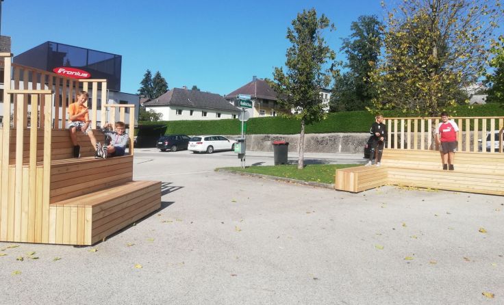 Die neuen Sitzelemente am Vorplatz des Jugendzentrums in Pettenbach (Foto: Andrea Nusko)