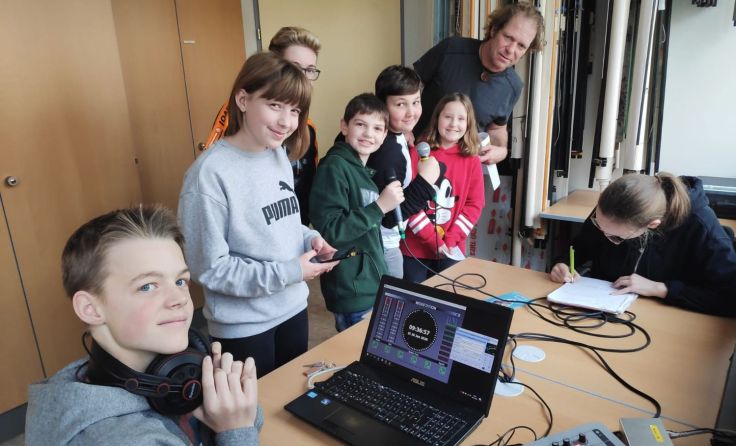 Die Schüler der TSMS Pettenbach beim Produzieren einer Sendung. Foto: Radio B138