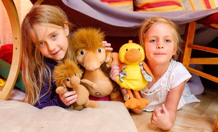 Zwei Mädchen spielen mit Tränchen-Puppen. Foto: RAINBOWS