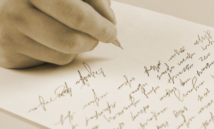 Schreibimpulse per Post erhalten (Foto: LivDeco/shutterstock.com)