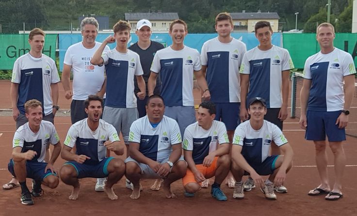Die Tennisspieler aus Kremsmünster jubeln über den Meistertitel. Foto: Gerrit Müllner  