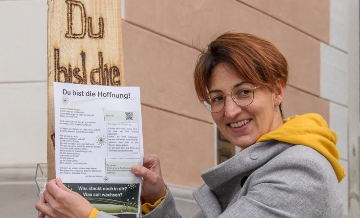Katrin Limberger beim Aufbau der Adventwege (Foto: Jack Haijes)