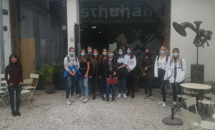 Hileana Reischl (l.) und die 5A HLW der BBS Kirchdorf (Foto: BBS Kirchdorf)
