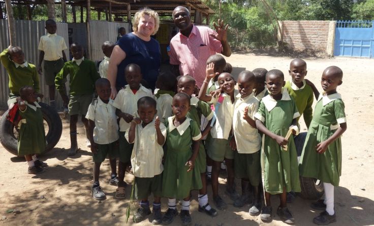 Irmgard Edelbauer-Huber mit Gordon Nyabade und den Happy Kids (Foto: Fishnet)