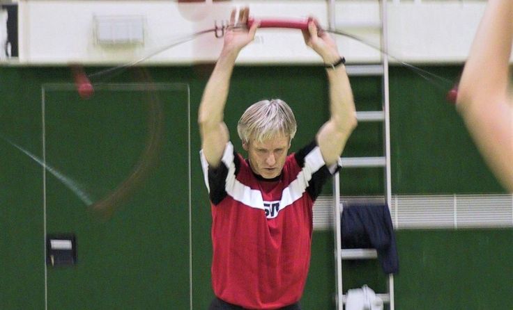Zeigt vor, wie es geht: Leichtathletik-Trainer Karlheinz Meidinger. (Foto: TuS Kremsmünster)