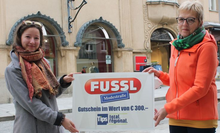 Redakteurin Sophie Kepplinger (l.) überreichte den Gutschein an Helene Etzelsdorfer. (Foto: Winter)
