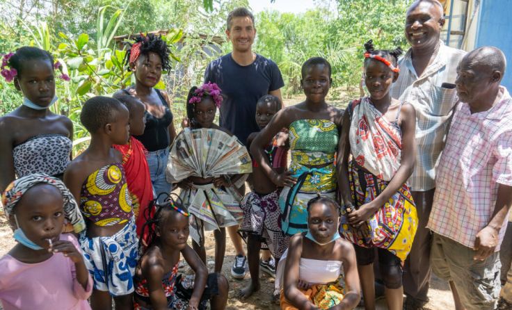 Marco Hufnagl mit der Fishnet Community in Kenia (Foto: privat)