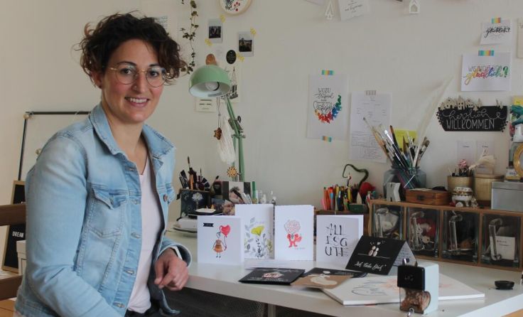 Katrin Limberger mit einigen ihrer Werke an ihrem Arbeitsplatz (Foto: Winter)