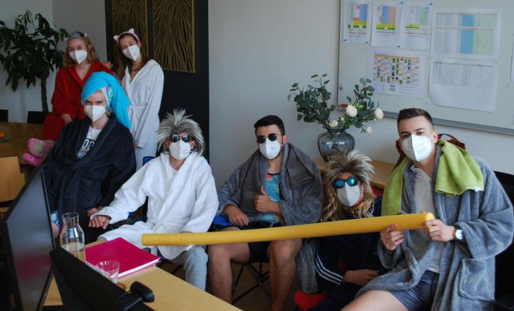 Die Maturanten hinter dem Schreibtisch von Direktorin Claudia Trinko (Foto: BBS Kirchdorf)
