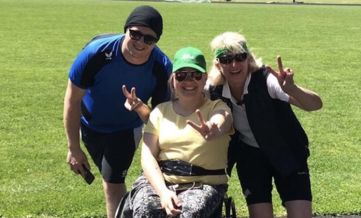 Sarah Sinnhuber (Mitte) ist 6,1 Kilometer im Rollstuhl gefahren. (Foto: Apotheke Micheldorf)