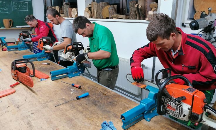 Wartung der Motorsäge als ein technischer Teil der Ausbildung (Foto: Michael Kienberger)