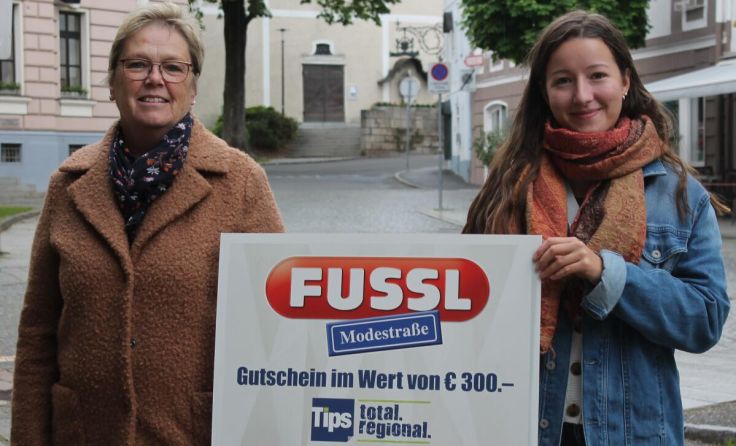 Redakteurin Sophie Kepplinger (r.) überreichte den Gutschein an Margit Lindner. (Foto: Winter)