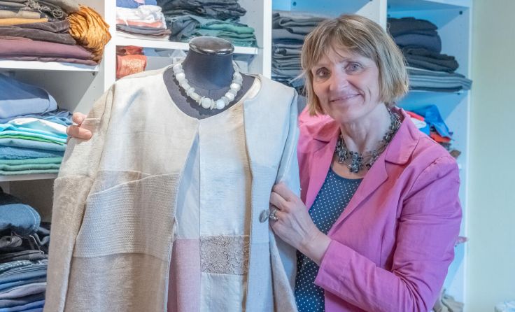 Martina Geiseder kreiert und näht aus Alttextilien neue Kleidungsstücke. (Foto: Jack Haijes)