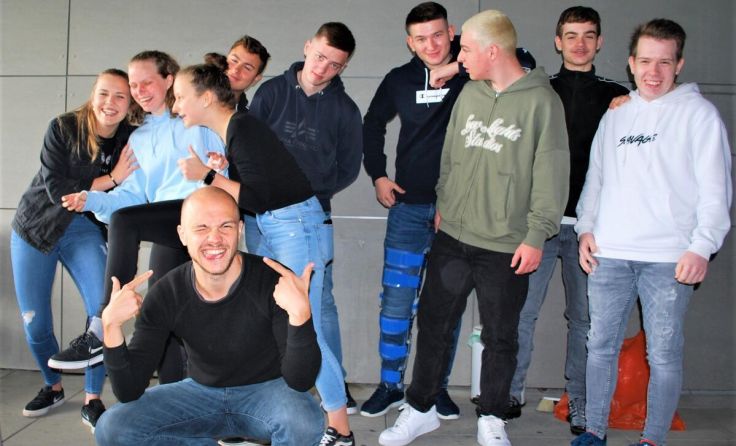 Axel Ranger mit Schülern der 4. HAK (Foto: BBS Kirchdorf)