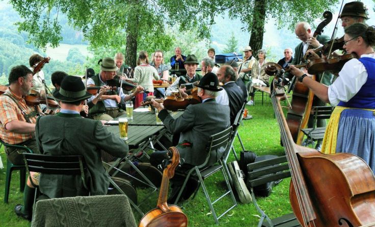 Beim Pfeifer- und Geigentag in Micheldorf wird gespielt, getrunken und gegessen. (Foto: privat)
