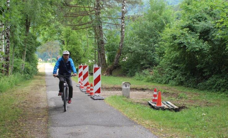 Bürgermeister Rudi Mayr bei der Baustelle in Klaus (Foto: Kepplinger)