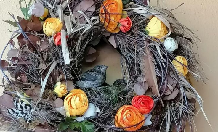 Ein Türkranz in Inzersdorf dient dieser Vogelmutter als Nistplatz. (Foto: Christa Peterseil)
