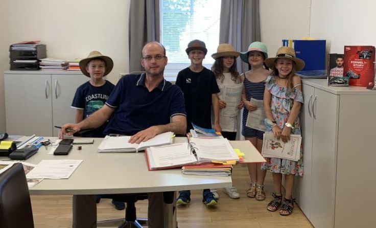 Schüler der 3b im Büro des Amtsleiters Rudolf Gebeshuber (Foto: Marktgemeinde Wartberg)