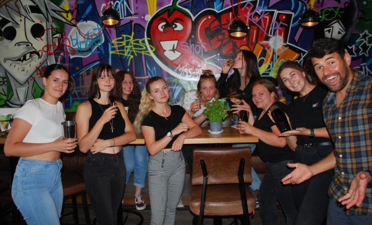 Schülerinnen der 8b HLW mit Tobias Lindinger (Foto: BBS Kirchdorf)
