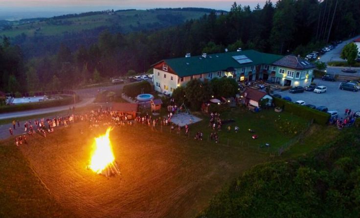 Geselligkeit beim Peterfeuer in Oberschlierbach (Foto: privat)