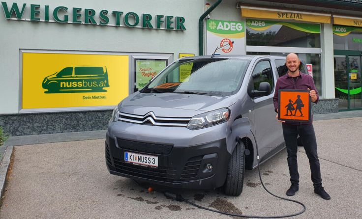 Matthias Weigerstorfer ist stolz auf den Elektro-Nussbus. (Foto: Weigerstorfer)