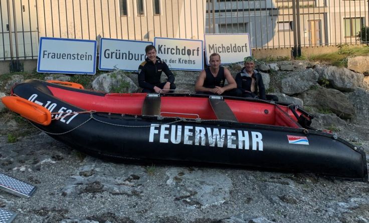 Vier Ortstafeln aus dem Bezirk Kirchdorf befanden sich in der Steyr. (Foto: FF Leonstein)