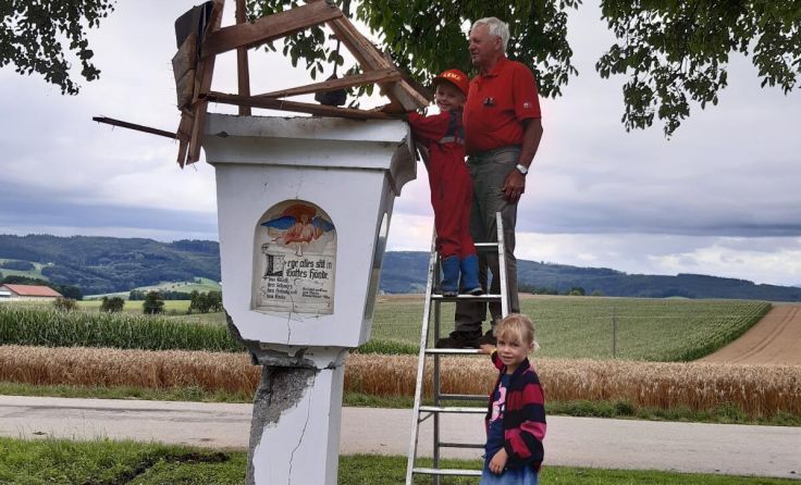 Herbert Wasserbauer mit seinen Enkerl Johanna und Simon bei der Schadensbegutachtung (Foto: privat)