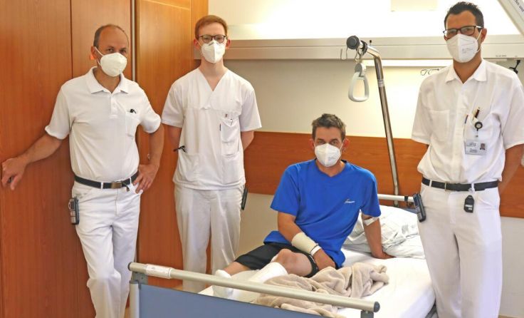Ein Teil des Ärzte- und Pflegeteams aus dem PEK Kirchdorf gemeinsam mit Michael Huber. (Foto: OÖG)