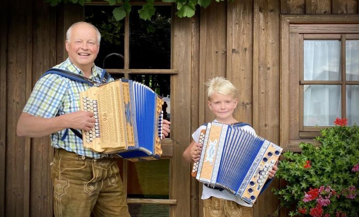 Hubert Trinkl mit seinem 100. Schüler Lorenz Wasserbauer (Foto: privat)