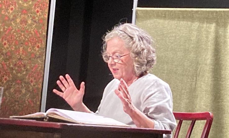 Helga Gutwald bei der Lesung (Foto: Theater in der Werkstatt)