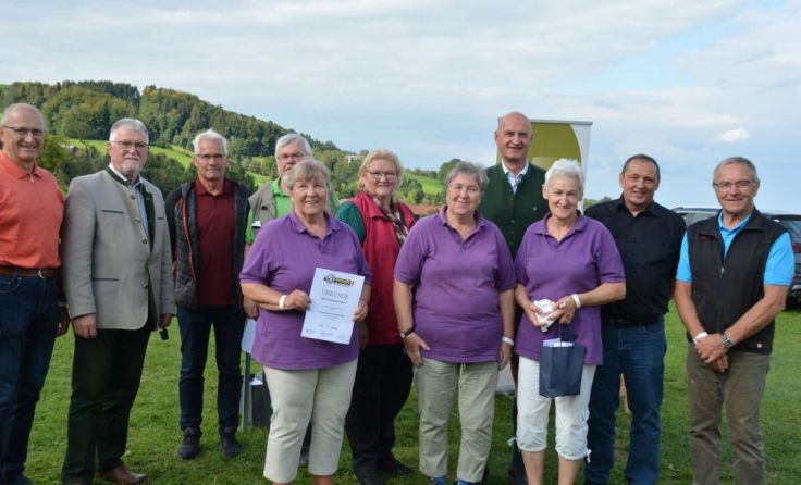 Das siegreiche Team mit Organisatoren und Ehrengästen (Foto: Seniorenbund)