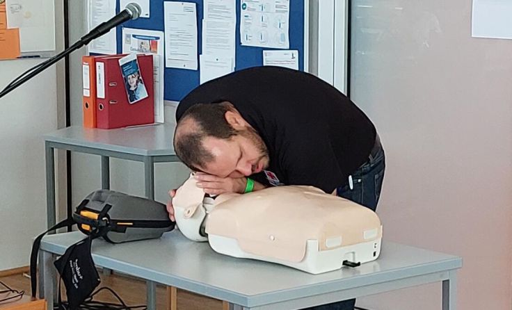 Jakob Fischer vom Roten Kreuz zeigt richtige Notfallmaßnahmen. (Foto: BBS Kirchdorf)