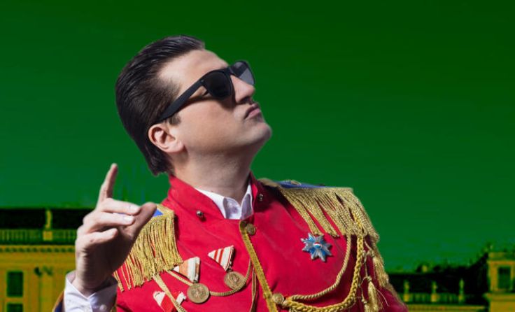 Nik Raspotnik, alias Falco, gibt ein Konzert in Pettenbach (Foto: Foto Eder)