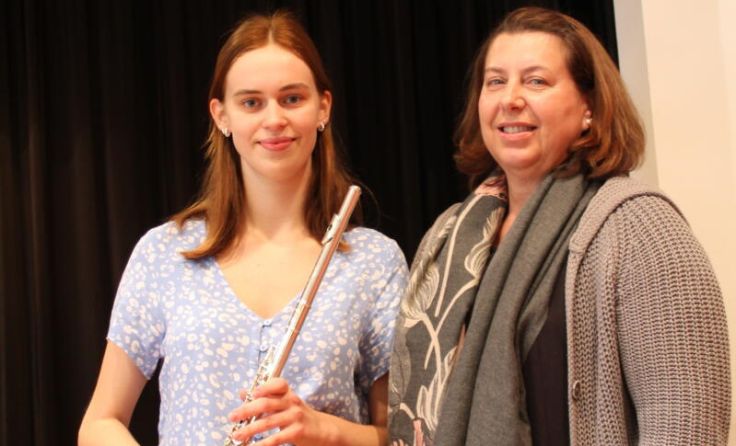 Lea Pernegger mit ihrer Lehrerin Christa Anleitner-Obergruber (Foto: LMS Kirchdorf)
