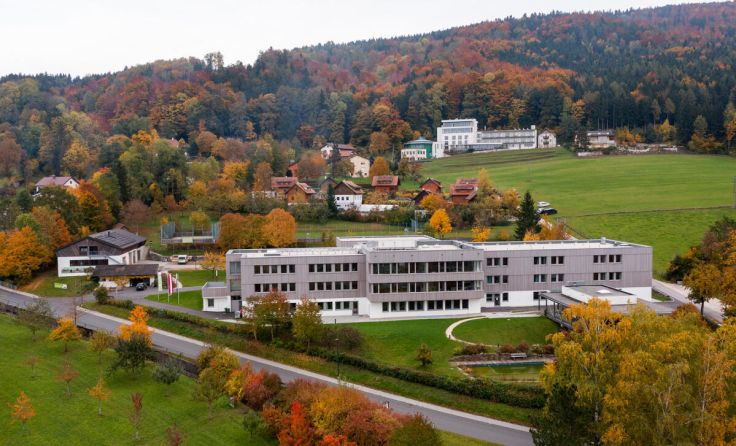 Nach über zwei Jahren Bauzeit erstrahlt die Schule in neuem Glanz. (Foto: Hans-Peter Zwicklhuber)