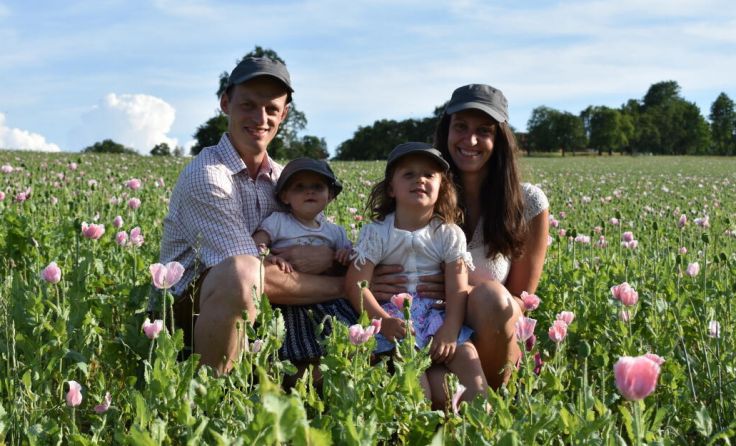 Landwirt Gerhard Gebeshuber mit seiner Frau Stefanie und seinen Töchtern (Foto: privat)