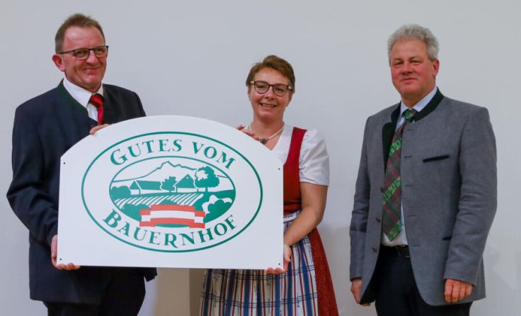 Doris und Hubert Zehetner mit LK-Vizepräsident Karl Grabmayr (r.) (Foto: LK OÖ)