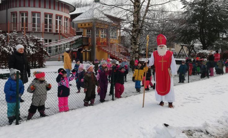 Der Nikolaus besuchte die Mollner Kinder mit Abstand. (Foto: KBBE Molln)